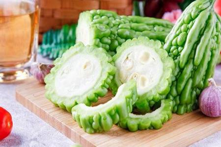 苦瓜有什么功效与作用 吃苦瓜真的能降低血糖减肥吗