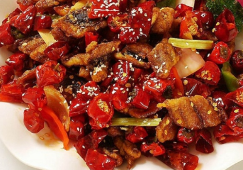 辣子鸡的鸡肉要过水吗 要放淀粉吗