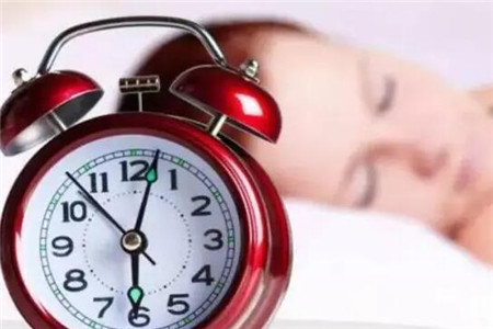专家称睡眠不足7小时患癌概率大增，三个方法改善睡眠