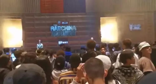 万妮达 新说唱万妮达胸口打码，要不下次让她穿校服？
