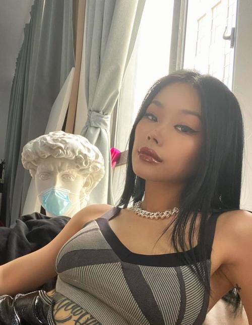 万妮达 新说唱万妮达胸口打码，要不下次让她穿校服？